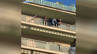 Minacciava di gettarsi dal cornicione del balcone, salvato da polizia e vigili del fuoco